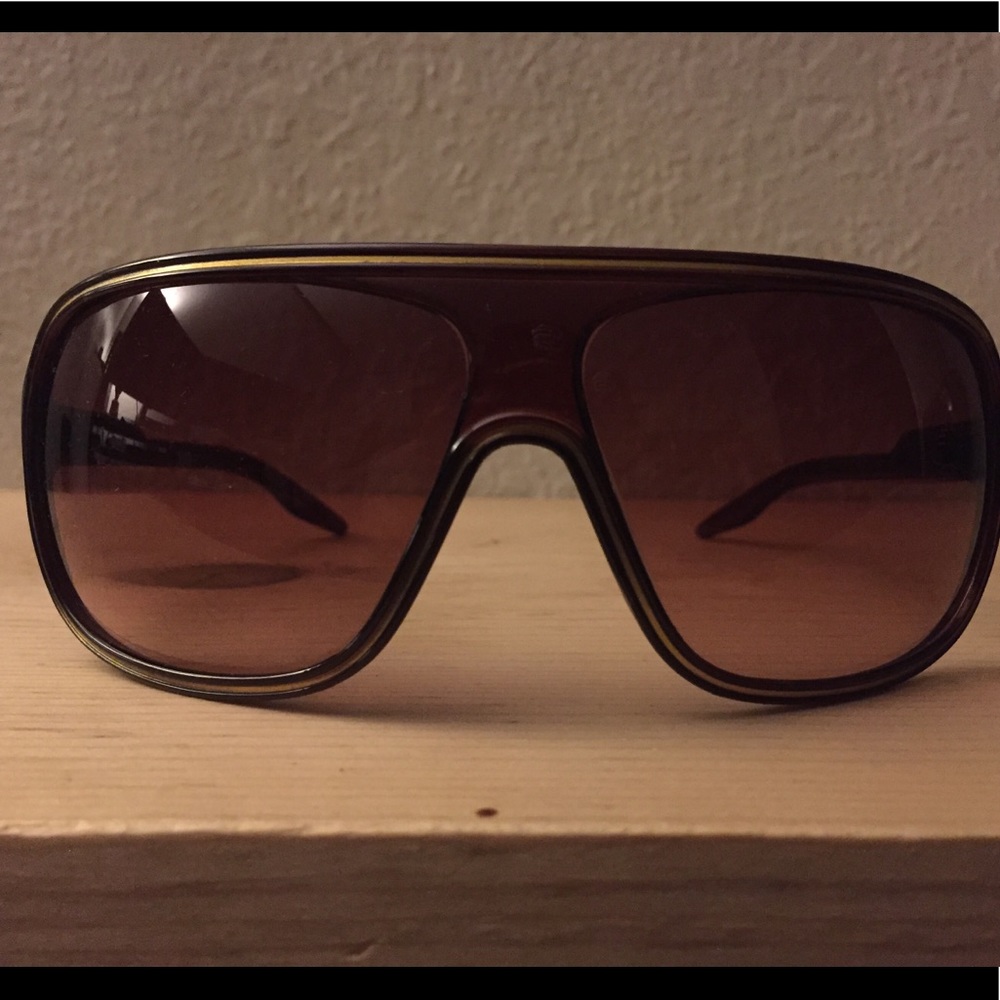 retro aviavtor sunglasses brown with gold trim.